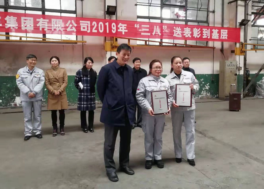 班長彭利華受獎(jiǎng).jpg 班長彭利華受獎(jiǎng).jpg