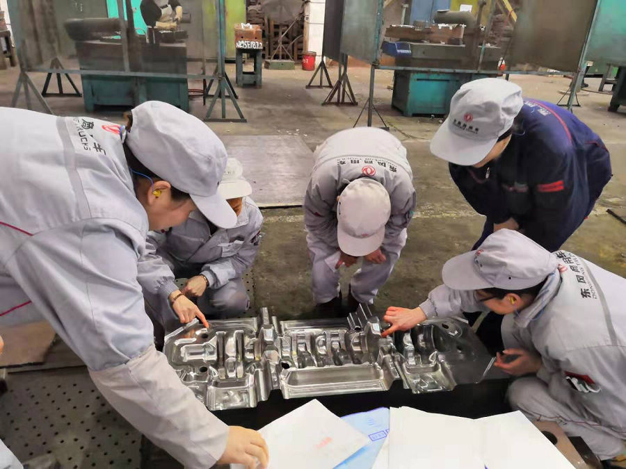 檢查模具質(zhì)量.jpg 檢查模具質(zhì)量.jpg