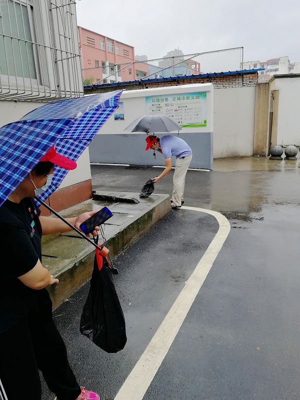 趙彬清理垃圾雜物.jpg 趙彬清理垃圾雜物.jpg