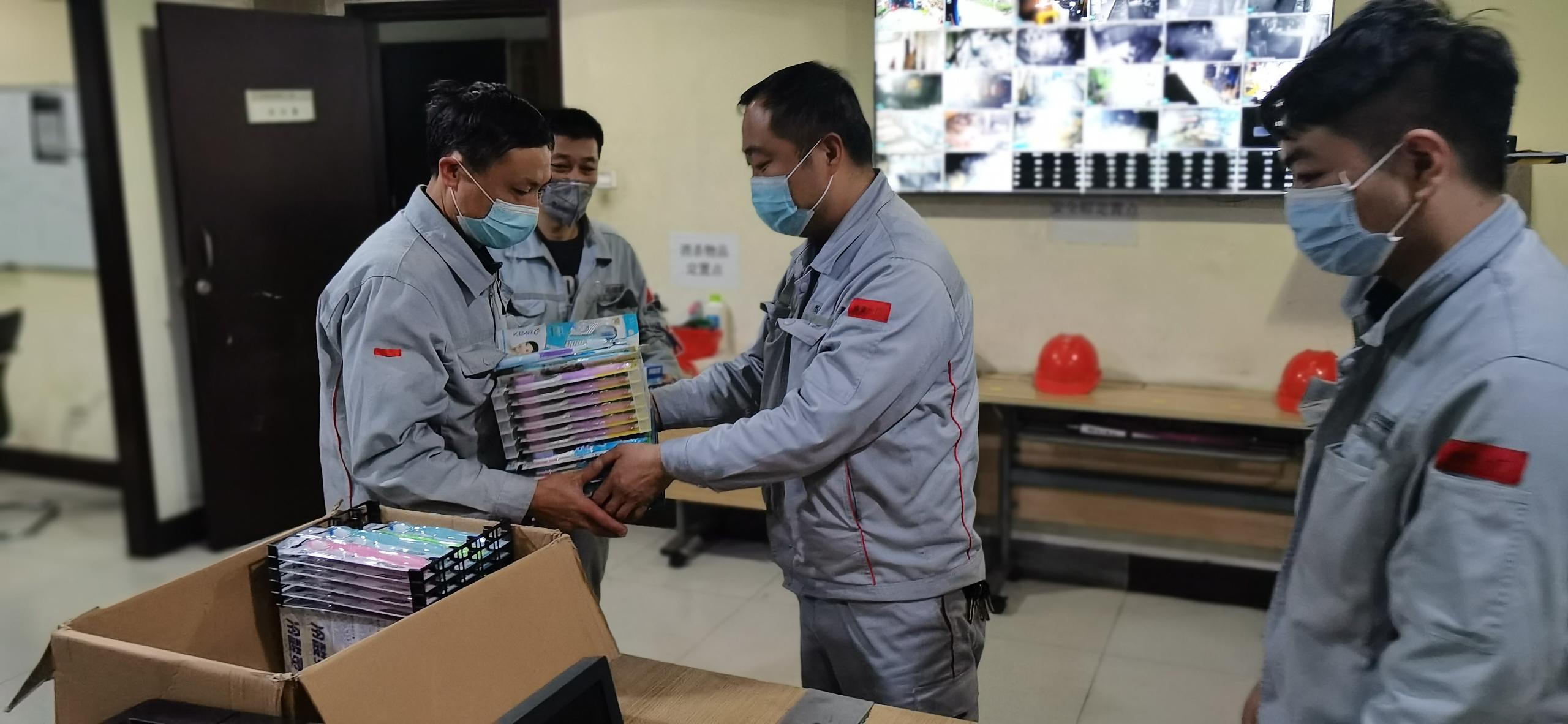 分發生活物資.jpg 分發生活物資.jpg