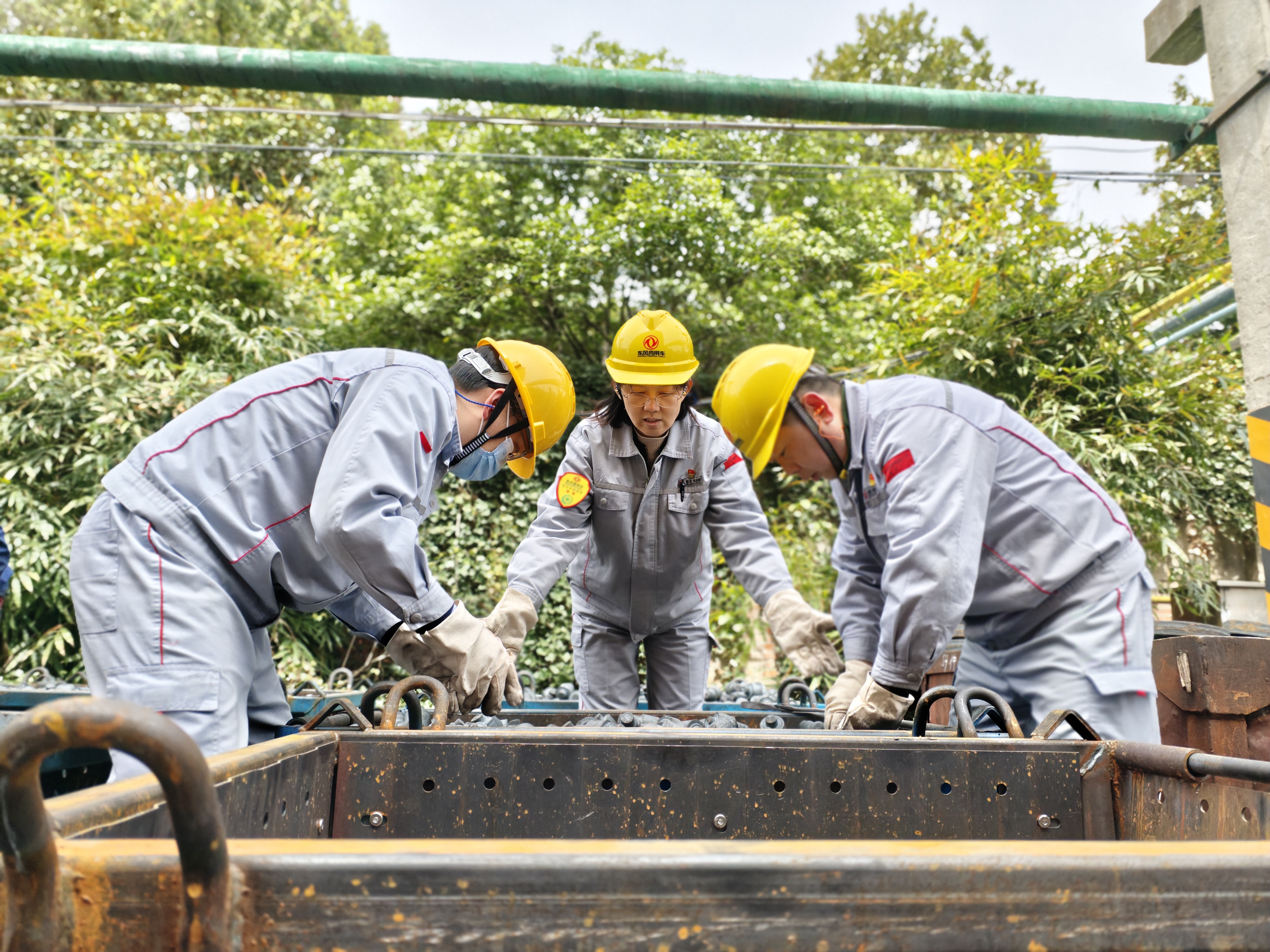 公司嚴(yán)書(shū)記對(duì)盤(pán)點(diǎn)數(shù)量核對(duì)(1).jpg 公司嚴(yán)書(shū)記對(duì)盤(pán)點(diǎn)數(shù)量核對(duì)(1).jpg