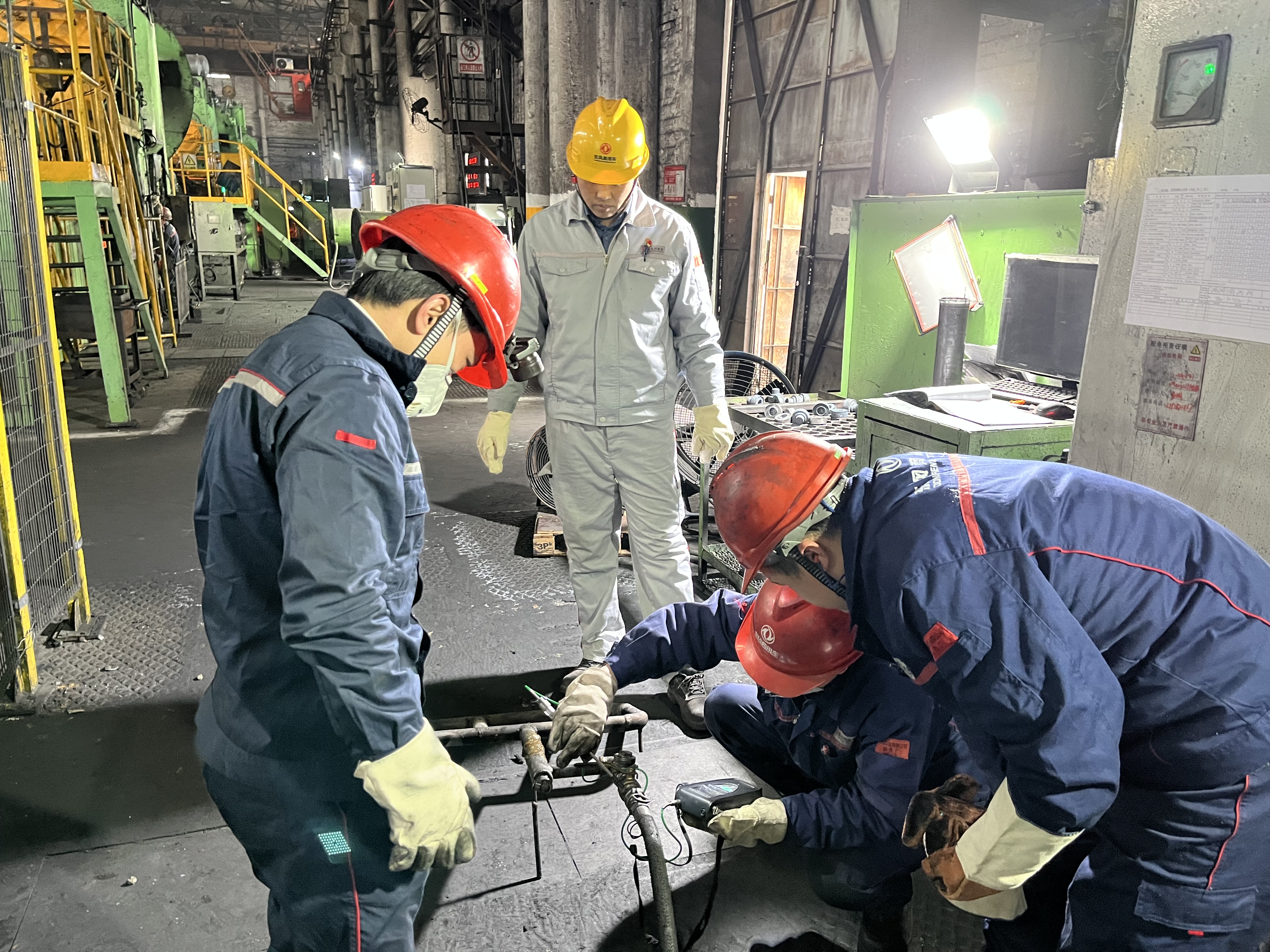 副部長羅明益對烤模器輔件檢查中.jpg 副部長羅明益對烤模器輔件檢查中.jpg