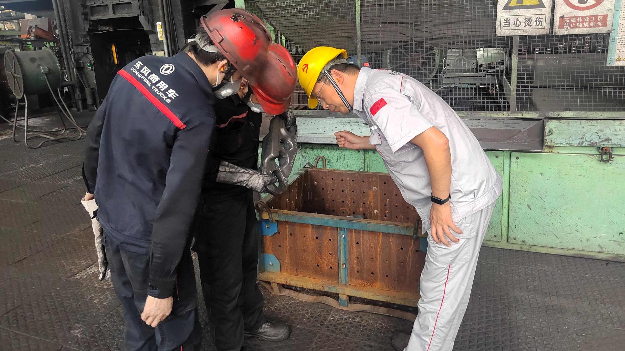 生產(chǎn)工長(zhǎng)檢查鍛件異常.jpg 生產(chǎn)工長(zhǎng)檢查鍛件異常.jpg